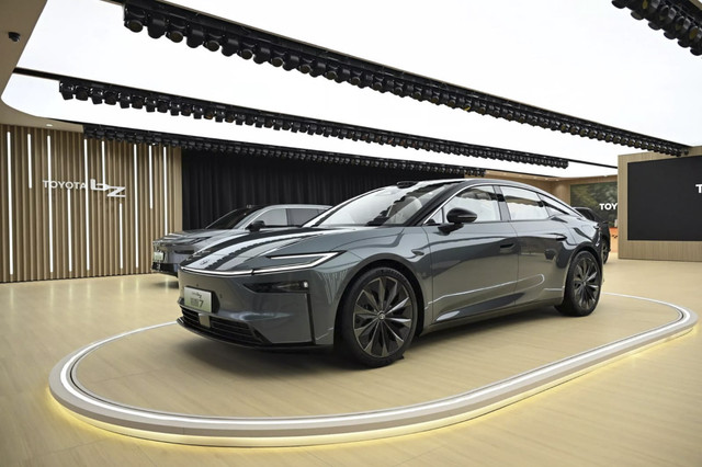 Mobil listrik Toyota bZ7 yang dipamerkan di Shanghai Auto Show 2025. Foto: Dok. Toyota