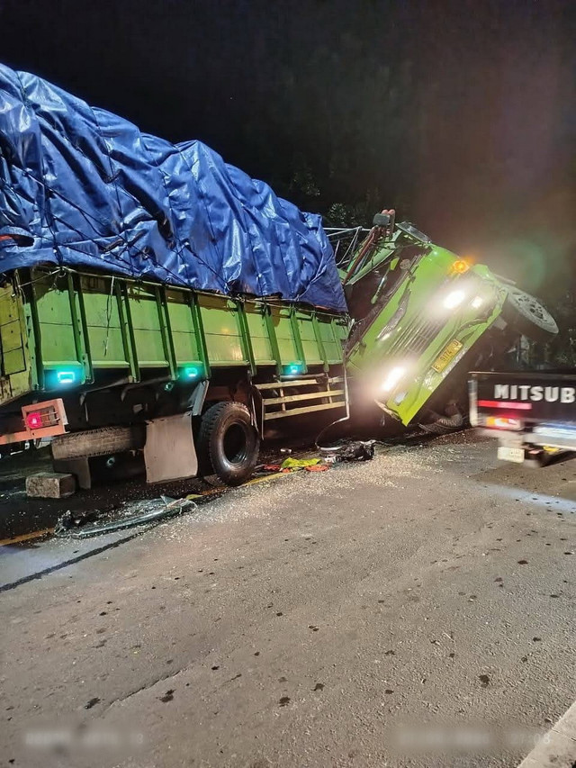 Kecelakaan lalu lintas tunggal di Jalan Raya Bojonegoro-Ngawi, turut Desa Meduri, Kecamatan Margomulyo, Kabupaten Bojonegoro, Jawa Timur. Minggu malam (27/04/2025). (Aset: Istimewa)