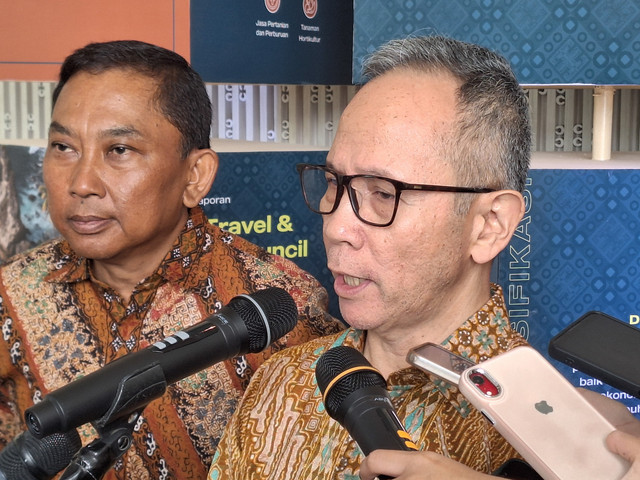 Ketua Dewan Komisioner OJK Mahendra Siregar dalam Konferensi Nasional Pengembangan Ekonomi Daerah di Hotel Double Tree, Cikini, Jakarta Pusat pada Senin (28/4/2025). Foto: Argya D. Maheswara/kumparan