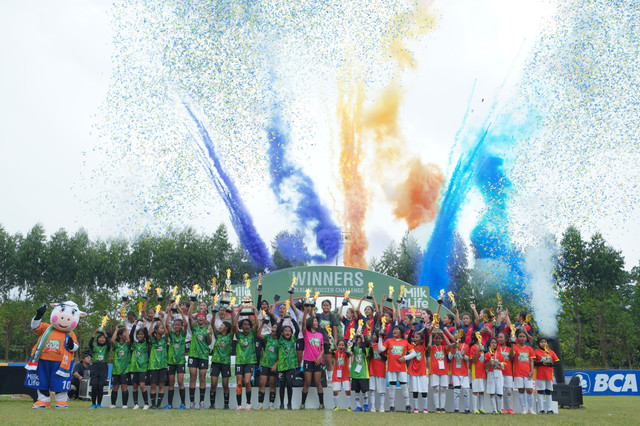 Juara serta runner-up KU 10 dan KU 12 MilkLife Soccer Challenge Tangerang 2025. Foto: Dok. MilkLife Soccer