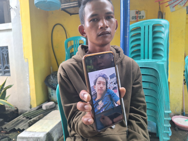 Subyantoro memperlihatkan foto almarhum kakaknya, Ihwan Sahab, Kamis, 17 April 2025. Dok: kumparan