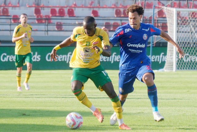 Pemain Arema FC Pablo Oliveira berebut bola dengan pemain Persebaya Surabaya Flavio G. Silva pada pertandingan Liga 1 di Stadion Kapten I Wayan Dipta, Gianyar, Bali, Senin (28/4/2025). Foto: Nyoman Hendra Wibowo/ANTARA FOTO