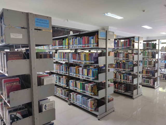Dokumentasi Pribadi: Perpustakaan Fakultas Adab dan Humaniora Universitas Islam Negeri Syarif Hidayatullah Jakarta