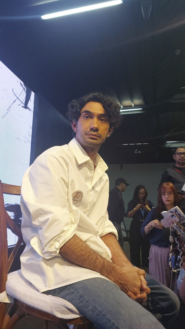 Aktor Reza Rahadian di Bentara Budaya Jakarta, Senin (26/4/2025). Foto: Vincentius Mario/kumparan