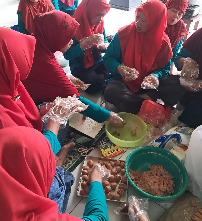 Dosen Agribisnis UMY Latih KWT Labbaik Kembangkan Bisnis Kue Berbasis Ubi Jalar