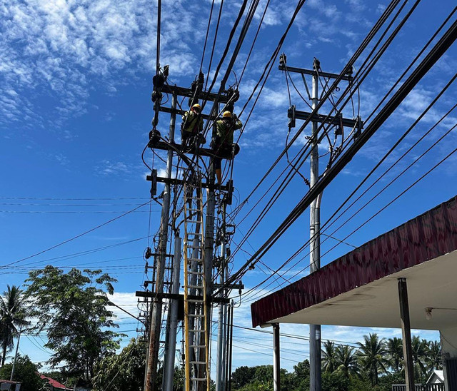 Petugas Pelayanan Teknik PLN Pontianak melakukan penggantian disconnecting switch sebagai bagian dari upaya pemeliharaan rutin untuk menjaga keandalan sistem kelistrikan. Foto: Dok. PLN Pontianak