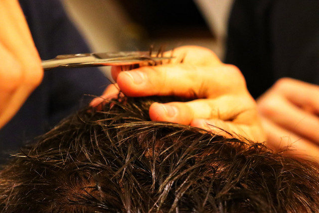 Ilustrasi mitos gunting rambut malam hari, foto: unsplash/Jonas Augustin