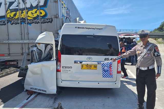 Kecelakaan maut mobil travel menghantam bagian belakang truk di Tol Cisumdawu KM 189,Selasa (29/4/2025). Foto: PJR Cisumdawu