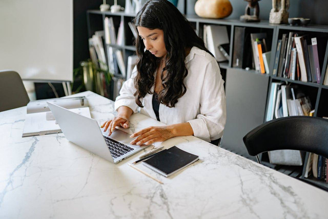 Ilustrasi login ke aplikasi e-ijazah. Foto: Pexels