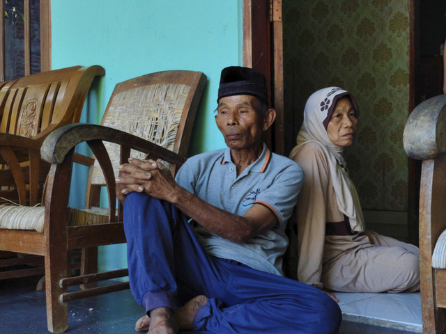 Mbah Tupon (68) dan istrinya Amdiyahwati (62) warga RT 04 Dusun Ngentak, Kalurahan Bangunjiwo, Kapanewon Kasihan, Kabupaten Bantul yang jadi korban mafia tanah, Selasa (29/4/2025). Foto: Arfiansyah Panji Purnandaru/kumparan