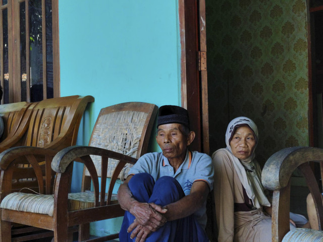 Mbah Tupon (68) dan istrinya Amdiyahwati (62) warga RT 04 Dusun Ngentak, Kalurahan Bangunjiwo, Kapanewon Kasihan, Kabupaten Bantul yang jadi korban mafia tanah, Selasa (29/4/2025). Foto: Arfiansyah Panji Purnandaru/kumparan