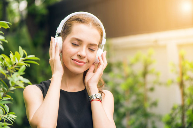 Foto oleh Tirachard Kumtanom: https://www.pexels.com/id-id/foto/wanita-mengenakan-gaun-hitam-tanpa-lengan-memegang-headphone-putih-di-siang-hari-1001850/