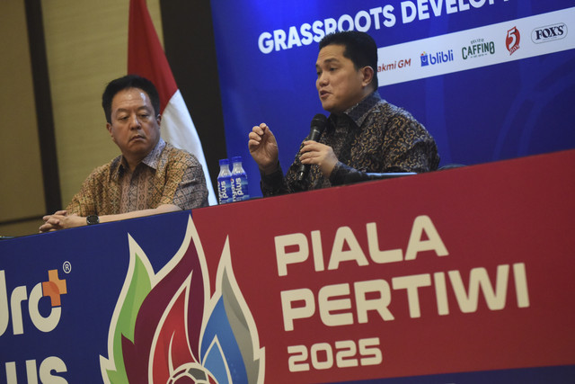 Ketua Umum PSSI Erick Thohir (kanan) bersama President Director of Djarum Foundation Victor R. Hartono (kiri) memberikan keterangan pers terkait Grassroots Development Sepak Bola Putri Indonesia di Menara Danareksa, Jakarta, Selasa (29/4/2025). Foto: Indrianto Eko Suwarso/ANTARA FOTO
