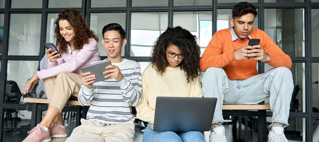 "Sekumpulan anak muda yang fokus dengan gadget" Sumber: Shutterstock