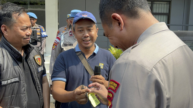 Yunus, warga Kebon Jeruk, Jakarta Barat, mendapatkan kembali mobilnya usai disewa dan digadai. Foto: Abid Raihan/kumparan