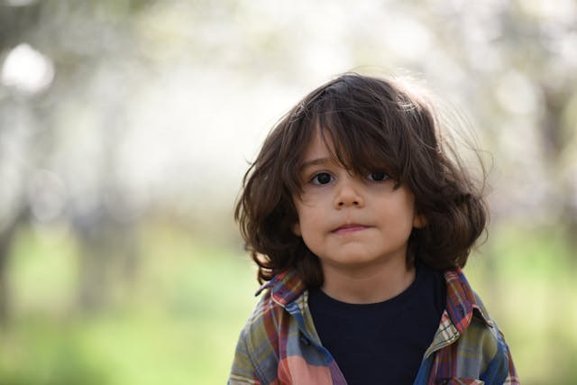 Ilustrasi Cara Menebalkan Rambut Anak. Sumber: Pexels/Jonas Mohamadi