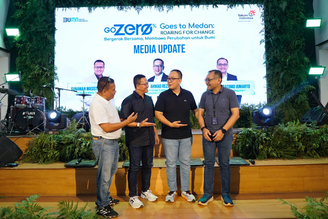 (kiri ke kanan) AVP External Communication Telkom Sabri Rasyid, VP Sustainability Telkom Gunawan Wasisto Ciptaning Andri, SVP Group Sustainability and Corporate Communication Telkom Ahmad Reza, dan EVP Telkom Regional 1 Dwi Pratomo Juniarto pada sesi media update di acara GoZero% Goes to Medan, pada 26 April 2025. Foto: Dok. Telkom