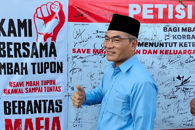 Bupati Bantul Abdul Halim Muslih saat mengunjungi Mbah Tupon, Selasa (29/4/2025). Foto: Arfiansyah Panji Purnandaru/kumparan