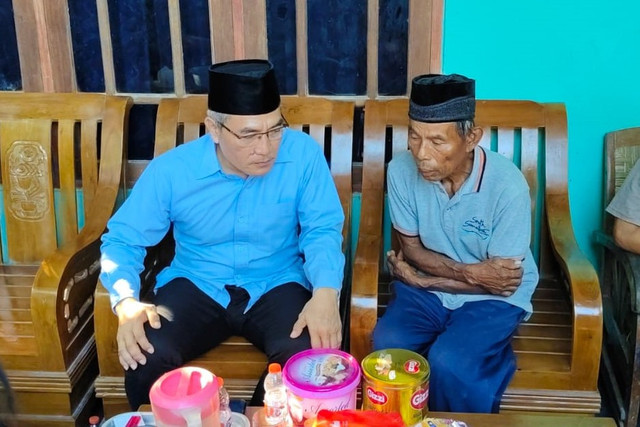 Bupati Bantul Abdul Halim Muslih saat mengunjungi Mbah Tupon, Selasa (29/4/2025). Foto: Arfiansyah Panji Purnandaru/kumparan