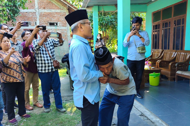 Bupati Bantul Abdul Halim Muslih saat mengunjungi Mbah Tupon di RT 04 Dusun Ngentak, Kalurahan Bangunjiwo, Kapanewon Kasihan, Kabupaten Bantul, Selasa (29/4/2025). Foto: Arfiansyah Panji Purnandaru/kumparan