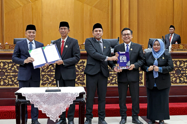 Pemkot Surabaya bersama DPRD Kota Surabaya resmi tetapkan Rancangan Awal (Ranwal) Rencana Pembangunan Jangka Menengah Daerah (RPJMD) Kota Surabaya Tahun 2025-2029 pada rapat paripurna di Gedung DPRD Surabaya pada Rabu (9/4/2025). Foto: Dok. Istimewa