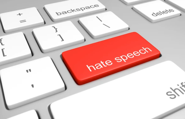 Tombol berwarna merah bertuliskan "hate speech" menggambarkan bahaya ketika kritik politik berubah menjadi ujaran kebencian di era polarisasi. (Sumber: Shutterstock)