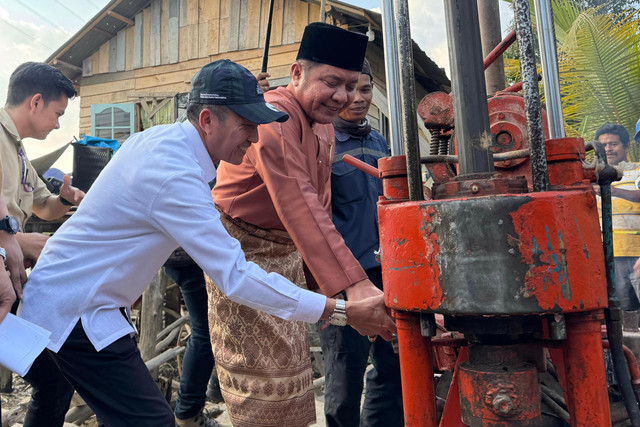 Gubernur Sumsel Herman Deru bersama Wali Kota Palembang Ratu Dewa saat memasang tiang pancang pembangunan Jembatan Layang Gandus Palembang. Foto : Humas Pemprov Sumsel