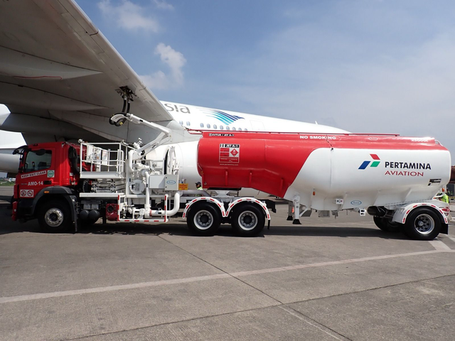 Pengisian avtur pesawat untuk penerbangan Haji 2025. Foto: Dok. Pertamina