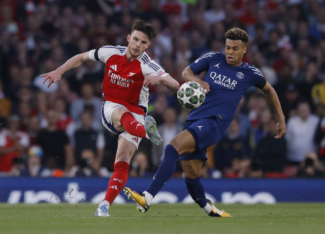 Pemain Arsenal Declan Rice beraksi dengan pemain Paris St Germain Desire Doue pada pertandingan leg pertama Liga Champions antara Arsenal vs Paris Saint Germain di Stadion Emirates, London, Inggris, Rabu (30/4/2025) dini hari WIB. Foto: Andrew Couldridge/REUTERS