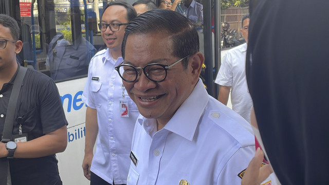 Gubernur Jakarta Pramono Anung, usai menaiki Transjakarta menuju agenda Musyawarah Pimpinan Wilayah Aisyiyah DKI Jakarta, di Matraman, Jakarta Timur, Rabu (30/4/2025). Foto: Fadhil Pramudya/kumparan