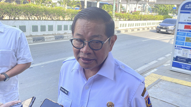 Gubernur Jakarta Pramono Anung, usai menaiki Transjakarta menuju agenda Musyawarah Pimpinan Wilayah Aisyiyah DKI Jakarta, di Matraman, Jakarta Timur, Rabu (30/4/2025). Foto: Fadhil Pramudya/kumparan