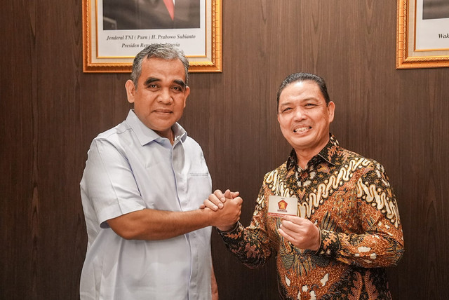Gubernur Kalbar, Ria Norsan saat memperlihatkan Kartu Tanda Anggota Parta Gerindra. Foto: Dok. Adpim Pemprov Kalbar