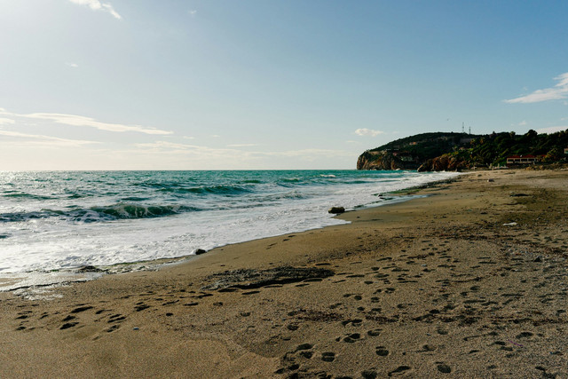 Pantai Matras. Foto hanya ilustrasi, bukan tempat sebenarnya. Sumber: Unsplash/Igor Sporynin