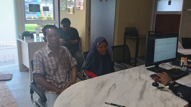 Nenek Ngadinah saat membuat laporan di Polrestabes Palembang. Foto : Istimewa