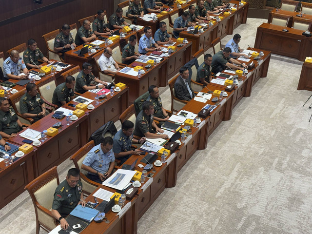 Raker Komisi I DPR RI bersama Kemenhan, Panglima TNI, KSAD, KSAL, dan KSAU di gedung DPR RI, Senayan, Jakarta Pusat pada Rabu (30/4/2025). Foto: Abid Raihan/kumparan