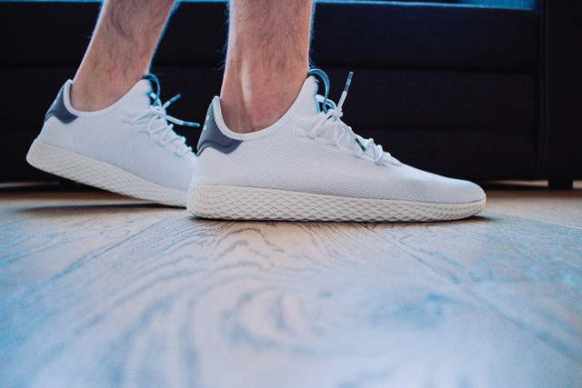 Ilustrasi rekomendasi sepatu pria harga 500 ribuan. Sumber: marcel strauss/unsplash
