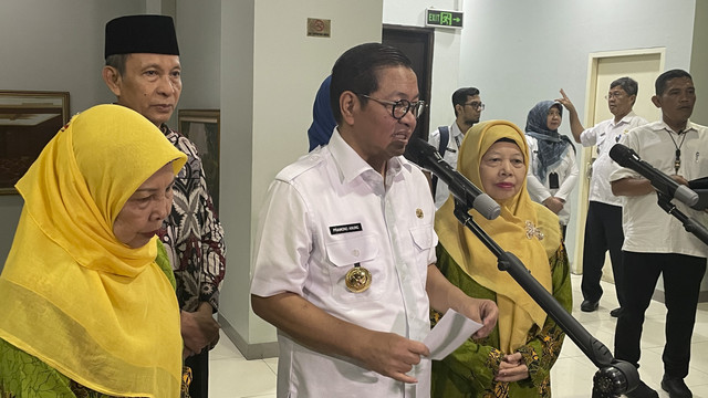 Gubernur Jakarta Pramono Anung (tengah) usai menghadiri Musyawarah Pimpinan Wilayah Aisyiyah DKI Jakarta, di Hotel Balairung, Matraman, Jakarta Timur, Rabu (30/4/2025). Foto: Fadhil Pramudya/kumparan