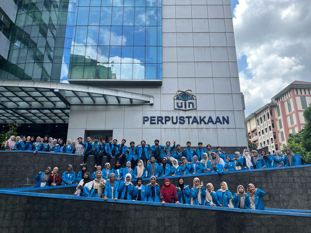 Dokumentasi mahasiswa PPG UIN Syarif Hidayatullah Jakarta angkatan 2024 usai melaksanakan observasi di Perpustakaan UIN Syarif Hidayatullah Jakarta ciputat sebagai bagian dari penguatan literasi informasi dan pemahaman pengelolaan sumber belajar. (Sumber: Dokumentasi Pribadi)