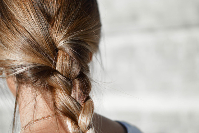 Ilustrasi mitos menyisir rambut malam hari, Foto: Pixabay/Pexels