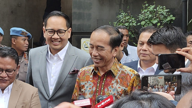 Presiden ke-7 RI, Jokowi usai melapor terkait tudingan ijazah palsu di Polda Metro Jaya, Rabu (30/4/2025). Foto: Rachmadi Rasyad/kumparan