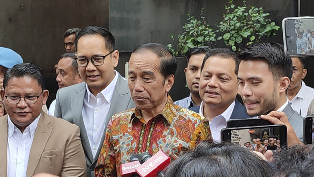 Presiden ke-7 RI, Jokowi usai melapor terkait tudingan ijazah palsu di Polda Metro Jaya, Rabu (30/4/2025). Foto: Rachmadi Rasyad/kumparan