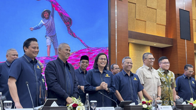 Menteri Keuangan Sri Mulyani dan jajarannya dalam konferensi pers APBN KiTa di Kantor Kementerian Keuangan, Rabu (30/4/2025). Foto: Ave Airiza Gunanto/kumparan