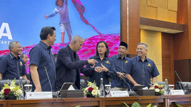Menteri Keuangan Sri Mulyani dan jajarannya dalam konferensi pers APBN KiTa di Kantor Kementerian Keuangan, Rabu (30/4/2025). Foto: Ave Airiza Gunanto/kumparan