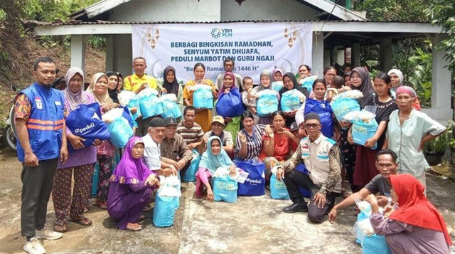 Sinergi DT Peduli dengan YBM PLN Bengkulu Berbagi Bingkisan Lebaran untuk warga yang membutuhkan (Sumber : DT Peduli)