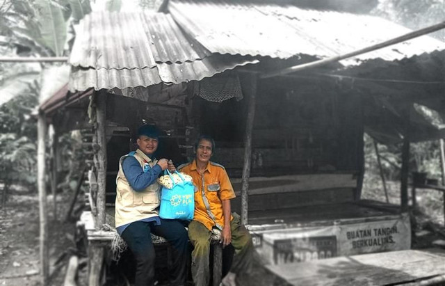 Sinergi DT Peduli dengan YBM PLN Bengkulu Berbagi Bingkisan Lebaran untuk warga yang membutuhkan (Sumber : DT Peduli)