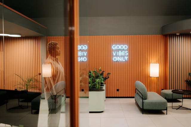 Cara Masuk Luxury Lounge Gambir. Foto hanya ilustrasi bukan sebenarnya. Sumber: Pexels/Cottonbro