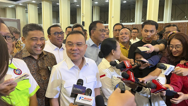 Wakil Ketua DPR RI Sufmi Dasco Ahmad menjawab pertanyaan wartawan saat dijumpai di Kompleks Parlemen, Senayan, Jakarta, Rabu (30/4/2025). Foto: Haya Syahira/kumparan