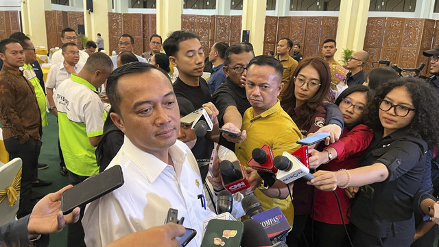 Mensesneg Prasetyo Hadi menjawab pertanyaan wartawan saat dijumpai di Kompleks Parlemen, Senayan, Jakarta, Rabu (30/4/2025). Foto: Haya Syahira/kumparan
