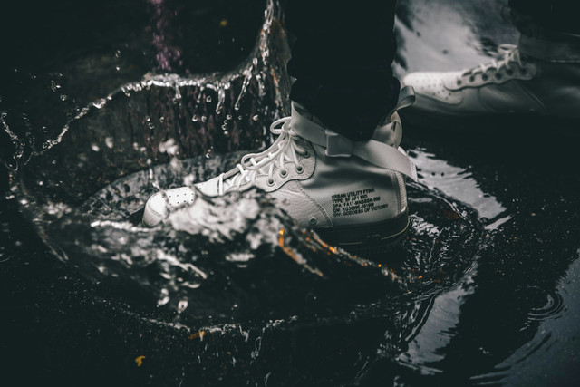 Ilustrasi rekomendasi sepatu sol tinggi pria. Sumber: jordan andrews/unsplash