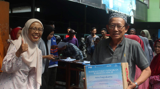 Kebahagiaan Para Penerima Manfaat Bingkisan Lebaran dari Paragon dan DT Peduli Yogyakarta (Sumber : DT Peduli)